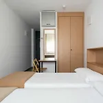 Residencia Universitaria Resa Campus De Montilivi 호스텔 *