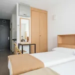 Residencia Universitaria Resa Campus De Montilivi 호스텔
